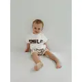 KOMPLET T-SHIRT ,,SMILE’’ECRU + SZORTY STRIPS LATTE